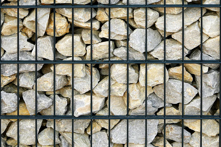 Stenfylld mur av natursten